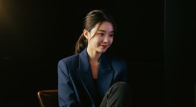 강남 사라있네 303호실. 창밖으로 보이는 강남의 야경과 함께 많은 이들의 기쁨과 슬픔을 품어온 공간